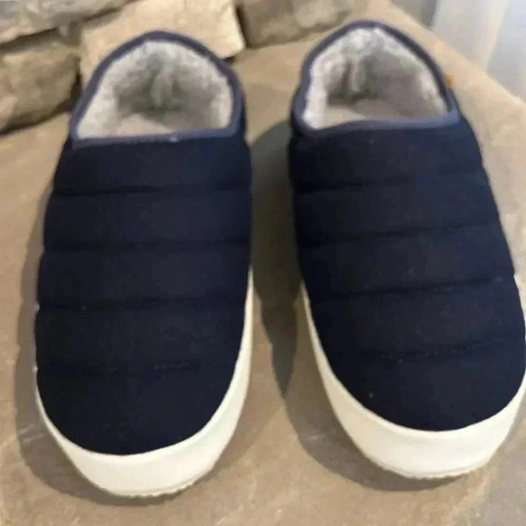 Dakota Fleece Memory foam,fleece lined slippers,indoor/outdoor outsole, puffer - Picture 3 of 9